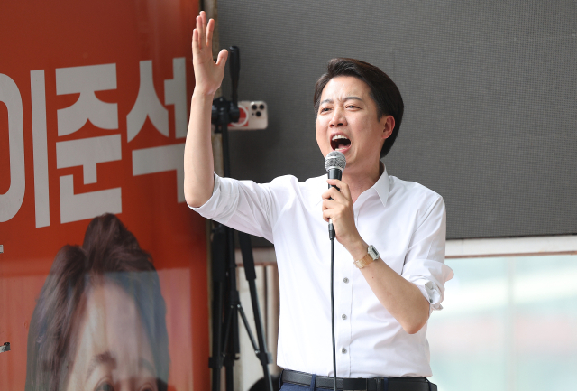 이준석 개혁신당 대선 후보가 2일 경북 경산시 영남대학교 앞에서 시민들에게 지지를 호소하고 있다. 연합뉴스