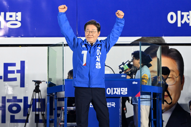 이재명 더불어민주당 대선 후보가 대선을 하루 앞둔 2일 많은 지지자들이 운집한 서울 영등포구 여의도공원에서 피날레 유세를 하고 있다. 오승현 기자