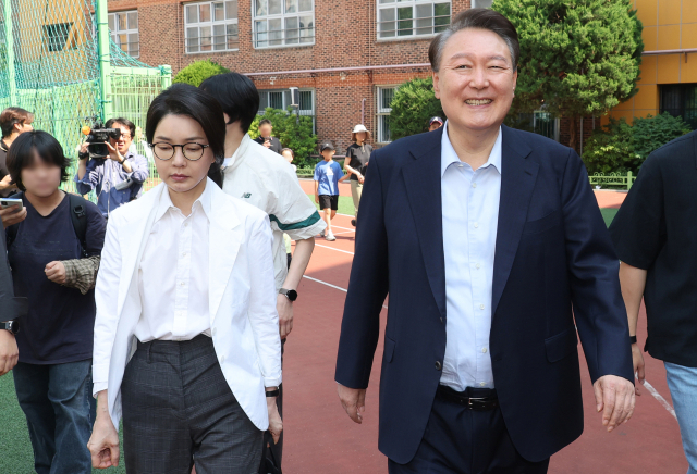 尹부부, 서초구 사저 인근서 투표…'샤넬백' 질문에 침묵