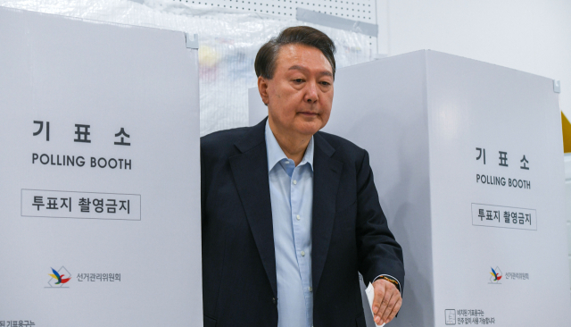 윤석열 전 대통령이 제21대 대통령 선거일인 3일 서울 서초구 원명초등학교에 마련된 서초4동제3투표소에서 기표를 마친 뒤 기표소에서 나오고 있다. 연합뉴스