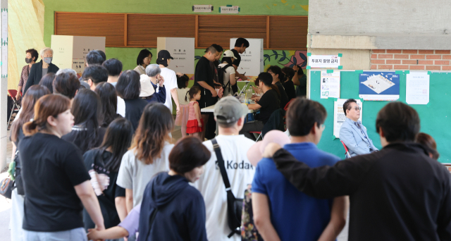 제21대 대통령 선거 투표일인 3일 서울 강북구 삼각산초등학교에 마련된 투표소에서 유권자가 투표를 하기 위해 투표를 하기 위해 줄을 서 있다. 뉴스1