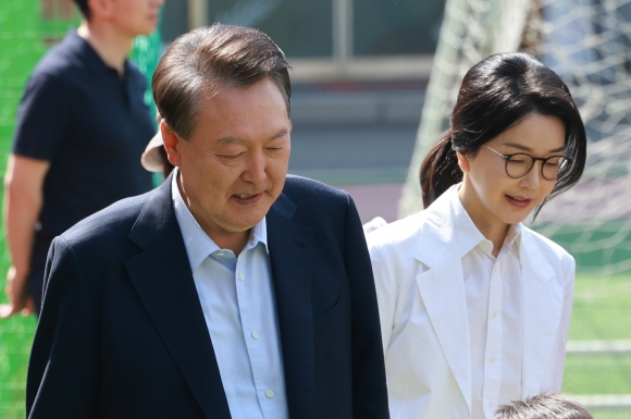 윤석열 전 대통령과 김건희 여사가 제21대 대통령 선거일인 3일 서울 서초구 원명초등학교에 마련된 서초4동 제3투표소에 도착하고 있다. 연합뉴스