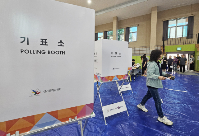 제21대 대통령선거일인 3일 청주 여자고등학교에 마련된 투표소에서 시민들이 소중한 한 표를 행사하고 있다. 연합뉴스