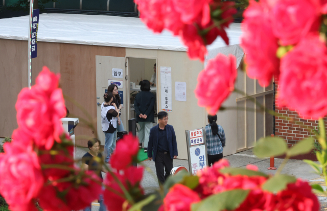 제21대 대통령선거일인 3일 장미꽃이 피어 있는 서울 은평구 라이브미성아파트 주차장에 마련된 투표소에서 시민들이 투표를 하고 있다. 연합뉴스