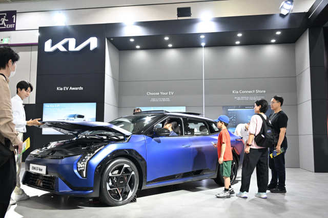 기아의 첫 전기 세단 ‘EV4’가 3일 서울 코엑스에서 열린 ‘EV트렌드코리아 2025’에 전시돼 관람객들의 관심을 받고 있다. 사진 제공=한국배터리산업협회
