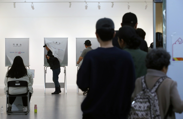 제21대 대통령 선거일인 3일 오전 부산진구청 백양홀에 마련된 부암제1동 제4투표소에서 유권자들이 투표를 하고 있다. 뉴스1