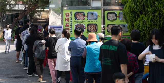 제21대 대통령 선거일인 3일 오전 경기 광명시의 한 음식점에 마련된 소하2동 제4투표소를 찾은 시민들이 길게 줄 서 있다. 뉴스1