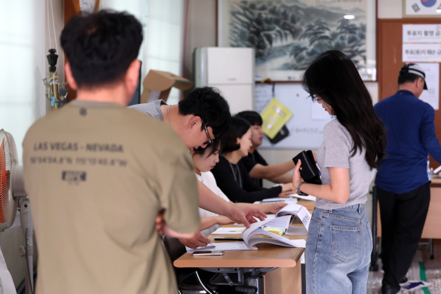제21대 대통령선거 본투표날인 3일 오전 광주 계림 1동 제2투표소(계림경로당)가 북적이고 있다. 뉴스1