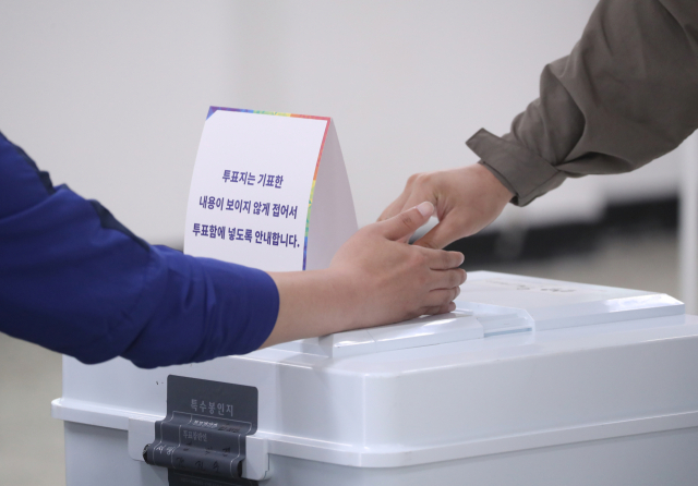 제21대 대통령선거 투표일인 3일 강원 양양시내 한 예식장에 마련된 양양읍 제1투표소에서 유권자가 투표하고 있다. 연합뉴스