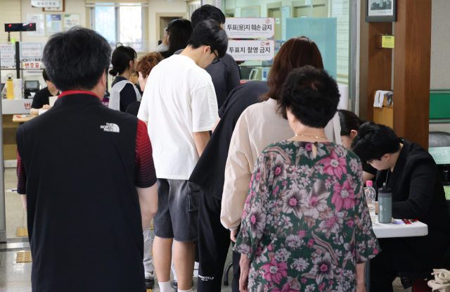 3일 충북 청주 사창동 행정복지센터 투표소에서 유권자들이 줄을 서서 차례를 기다리고 있다. 청주=연합뉴스