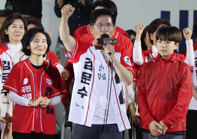 김문수 국민의힘 대선 후보가 2일 서울광장에서 열린 피날레 유세에서 지지를 호소하고 있다. 성형주 기자