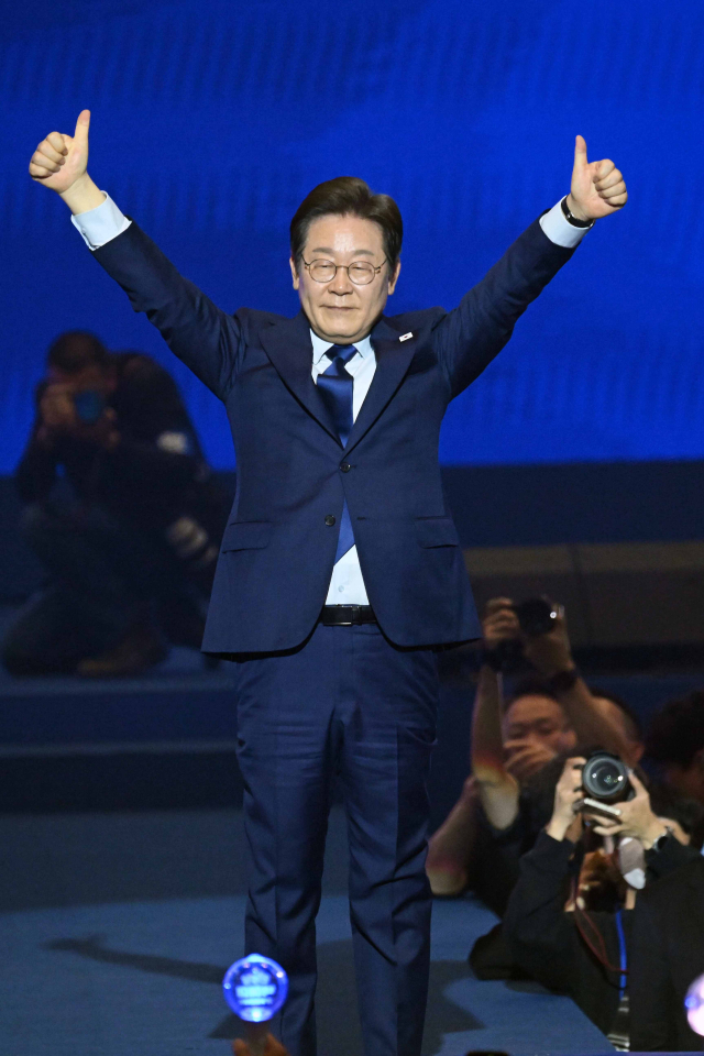 이재명 더불어민주당 대선 예비후보가 4월 27일 경기 고양시 킨텍스에서 열린 제21대 대통령 선거 후보자 선출을 위한 수도권·강원·제주 합동연설회에서 공식 후보로 선출된 뒤 손을 들어보이고 있다. 조태형 기자