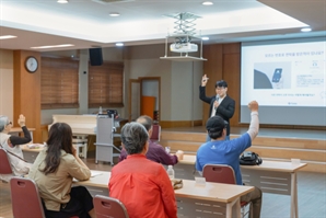 “화면 못 봐 더 어려운데…피싱 피하는법 배웠죠”