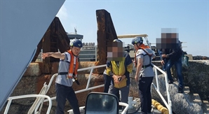 높은 파도에 발 묶인 최남단 마라도 주민들, 해경 도움으로 '소중한 한 표' 행사