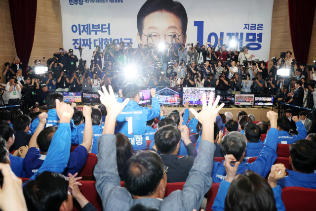 더불어민주당 총괄선거대책위원회 및 의원, 당직자들이 3일 서울 여의도 의원회관 대회의실에서 ‘제21대 대통령선거’ 개표방송을 시청하며 지상파 3사 출구조사가 이재명 민주당 후보의 우세로 발표되는 순간 환호하고 있다. 오승현 기자 2025.06.03