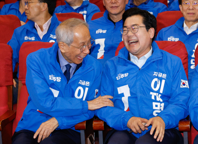 더불어민주당 총괄선거대책위원회 및 의원, 당직자들이 3일 서울 여의도 의원회관 대회의실에서 ‘제21대 대통령선거’ 개표방송을 시청하며 지상파 3사 출구조사가 이재명 민주당 후보의 우세로 발표되는 순간 환호하고 있다. 오승현 기자