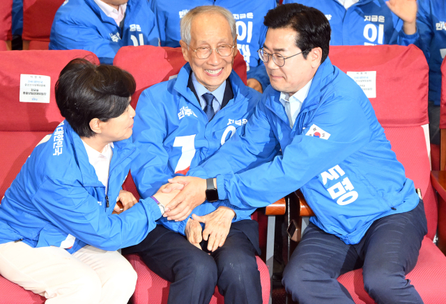 더불어민주당 총괄선거대책위원회 및 의원, 당직자들이 3일 서울 여의도 의원회관 대회의실에서 ‘제21대 대통령선거’ 개표방송을 시청하며 지상파 3사 출구조사가 이재명 민주당 후보의 우세로 발표되는 순간 환호하고 있다. 오승현 기자 2025.06.03