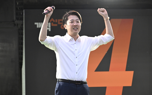 이준석 개혁신당 대선 후보가 2일 대구 수성구 수성못 상화동산에서 피날레 유세하고 있다. 연합뉴스