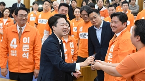 "식사 못하셨죠?"…이준석 후보에 당직자들 위로