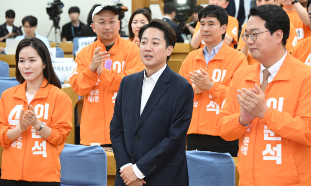 이준석 개혁신당 대선 후보가 3일 서울 여의도 의원회관에 마련된 개표상황실에 방문해 낙선 인사를 하고 있다. 오승현 기자 2025.06.03