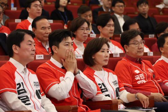 국민의힘 김용태(왼쪽) 비상대책위원장, 권성동 원내대표, 안철수, 나경원 의원 등이 3일 서울 여의도 국회도서관에 마련된 국민의힘 제21대 대통령선거 개표상황실에서 방송사 출구조사 결과를 지켜보고 있다. 연합뉴스