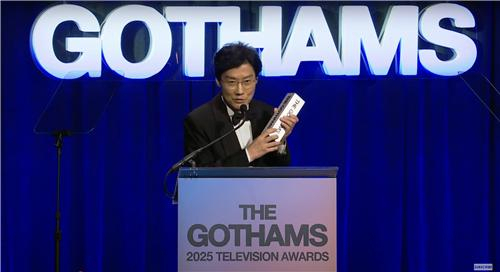 황동혁 감독이 2일(현지 시간) 미국 뉴욕에서 열린 ‘더 고섬 2025 TV 어워즈’ 시상식에 참석해 공로상을 받은 후 수상 소감을 밝히고 있다. 연합뉴스