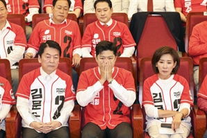 국민의힘, 출구조사 12.4%p 차에 '침통'