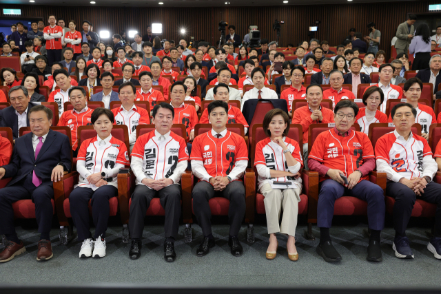 3일 서울 여의도 국회 도서관에 마련된 국민의힘 개표 상황실에서 선대위원장들이 제21대 대통령 선거 방송3사 출구조사 결과를 보고 있다. (왼쪽부터)손학규, 양향자, 안철수, 김용태, 나경원, 권성동, 김기현. 성형주 기자