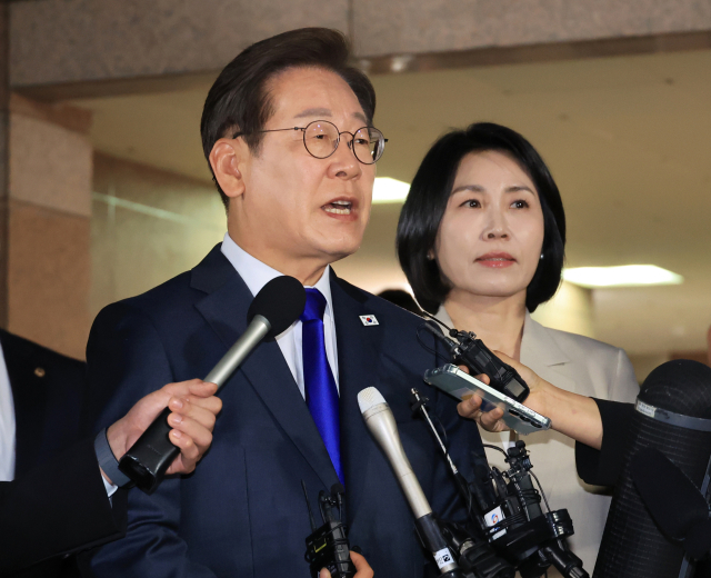 제21대 대통령 선거에서 당선이 확실시되는 이재명 더불어민주당 후보가 3일 밤 인천 계양구 자택을 나서며 기자의 질문에 답하고 있다. 연합뉴스