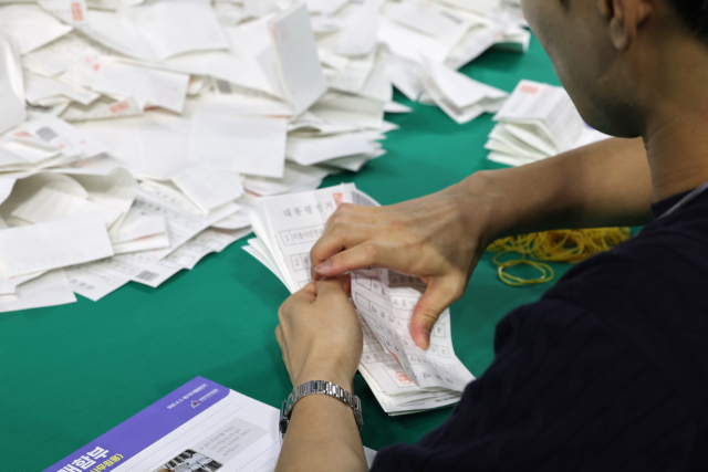 제21대 대통령선거일인 3일 오후 울산 남구 문수체육관에 마련된 남구 개표소에서 선관위 관계자들이 투표지를 분류하고 있다. 연합뉴스