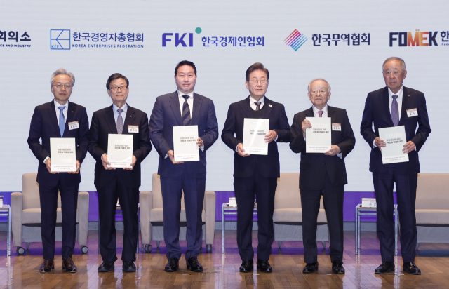 이재명 대통령이 지난달 8일 서울 중구 대한상공회의소에서 열린 대선 후보 초청 경제 5단체 간담회에 참석해 경제 5단체장들에게 전달받은 정책 제언집을 들어 보이고 있다. 최진식(왼쪽부터) 한국중견기업연합회장, 윤진식 한국무역협회장, 최태원 대한상공회의소 회장, 이 대통령, 손경식 한국경영자총협회장, 류진 한국경제인협회장. 사진=국회사진기자단