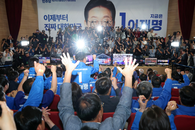 더불어민주당 선대위 관계자들이 3일 국회의원회관 개표상황실에서 제21대 대통령선거 지상파 출구조사 결과에서 이재명 후보가 51.7%로 앞서는 것으로 발표되자 환호하고 있다. 국회사진기자단