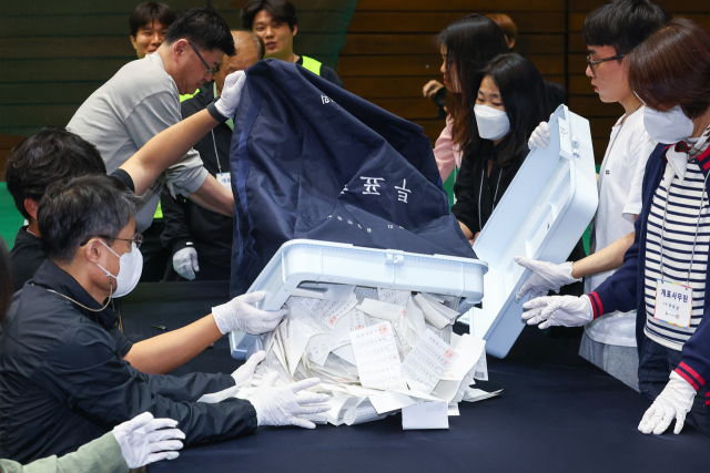 제21대 대통령 선거일인 3일 서울 관악구 서울대 체육관에 마련된 개표소에서 개표사무원들이 투표함을 개함하고 있다. 연합뉴스