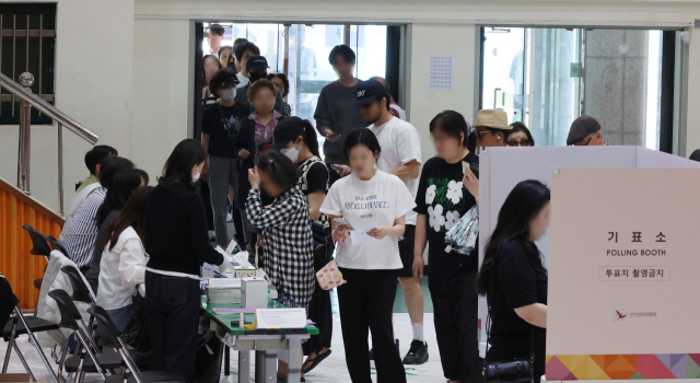 제21대 대통령선거일인 3일 서울 강남구 언주중학교에 마련된 삼성2동 제3투표소를 찾은 유권자들이 한표를 행사하고 있다. 성형주 기자