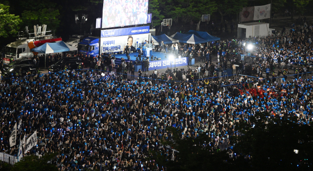 이재명 대통령이 대선을 하루 앞둔 2일 많은 지지자들이 운집한 서울 영등포구 여의도공원에서 피날레 유세를 하고 있다. 오승현 기자