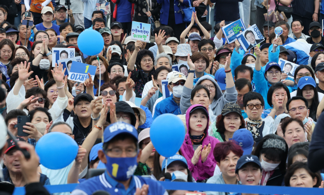 제21대 대통령 선거를 하루 앞둔 2일 서울 강북구 북서울꿈의숲 서문광장에서 시민들이 이재명 대통령의 유세 현장를 지켜보고 있다. 오승현 기자