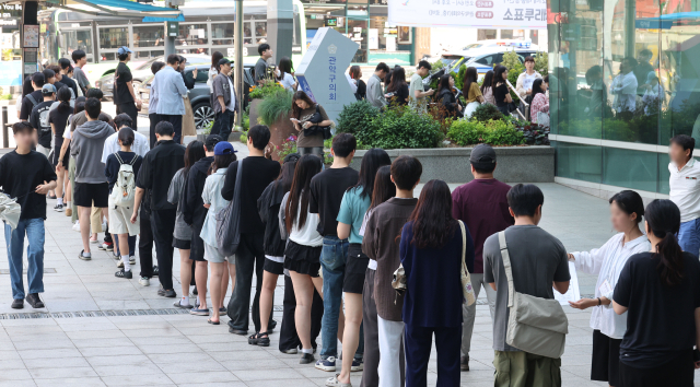 제21대 대통령선거일인 3일 서울 관악구 봉천동 관악구의회에 마련된 청룡동 제5투표소에서 유권자들이 투표를 위해 줄을 서 있다. 성형주 기자 2025.06.03
