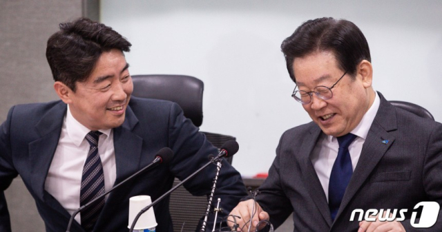이재명(오른쪽) 더불어민주당 대선 후보와 강훈식 더좋은미래 대표가 지난달 15일 서울 여의도 국회 의원회관에서 열린 더좋은미래(더미래)-당대표 간담회에서 대화를 나누고 있다. 뉴스1
