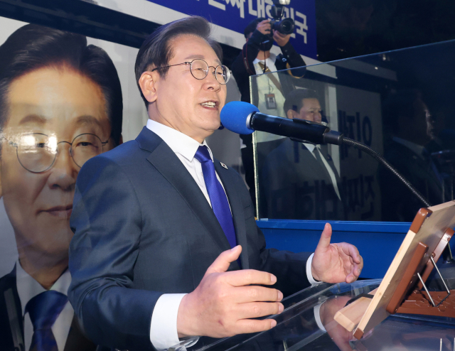 이재명 대통령이 4일 서울 여의도 국회 앞에서 대국민 메시지를 발표하고 있다. 오승현 기자