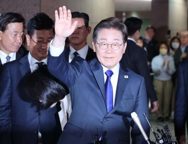 이재명 제21대 대통령 당선인이 3일 서울 여의도 국회로 이동하기 위해 인천 계양구 자택을 나서며 지지자들에게 손을 흔들고 있다. 인천=오승현 기자