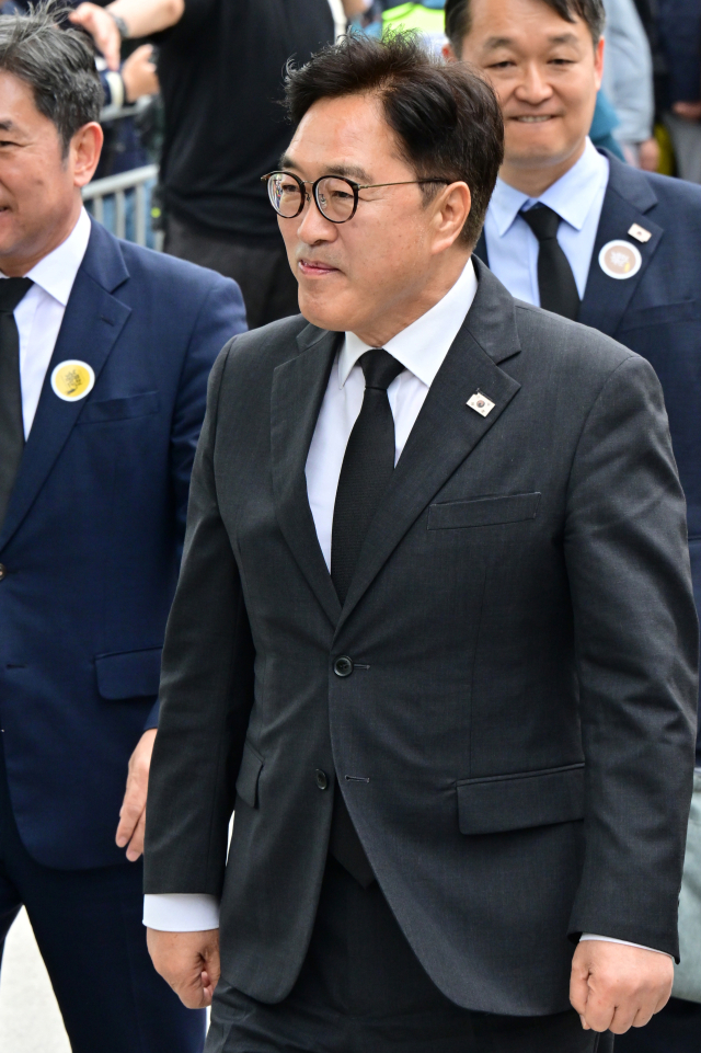 우원식 국회의장이 5월 23일 경남 김해시 봉하마을에서 열린 고 노무현 전 대통령 16주기 추도식에 참석하고 있다. 연합뉴스