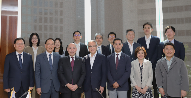 최운열(왼쪽 두 번째부터) 한국공인회계사회장과 모기 테츠야 일본공인회계사협회장 등이 지난 달 30일 서울 중구 소공로 웨스틴조선 서울에서 열린 ‘제27회 한·일 연례회의’에 참석해 기념촬영을 하고 있다. 사진 제공=한국공인회계사회
