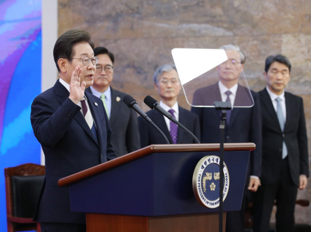 이재명 대통령이 4일 서울 여의도 국회에서 열린 제21대 대통령 취임선서식에서 취임 선서를 하고 있다. 국회사진기자단