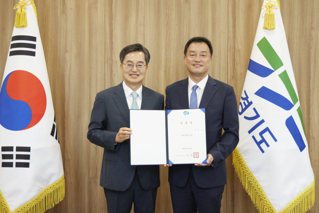 김동연 경기도지사는 4일 도청에서 윤준호 정무수석(오른쪽)에게 임명장을 수여하고 있다. 사진 제공 = 경기도