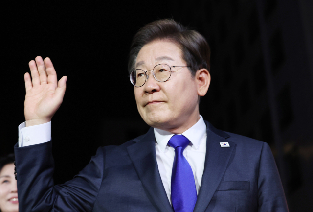 이재명 제21대 대통령이 4일 서울 여의도 더불어민주당 중앙당사로 들어가고 있다. 오승현 기자