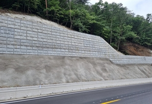 노후 콘크리트 비탈면, 친환경 생태복원길 열렸다