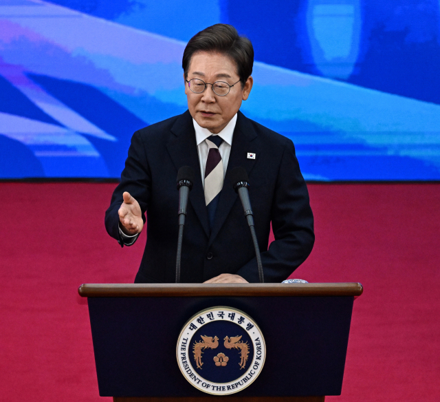 이재명 대통령이 4일 서울 여의도 국회에서 열린 제21대 대통령 취임선서식에서 취임 연설을 하고 있다. 연합뉴스