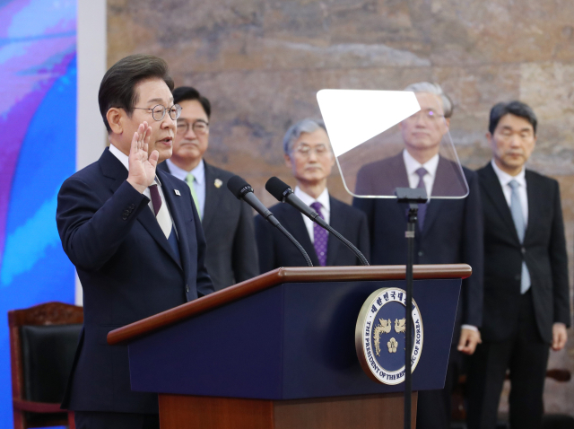 이재명 대통령이 4일 서울 여의도 국회에서 열린 제21대 대통령 취임선서식에서 취임 선서를 하고 있다. 국회사진기자단