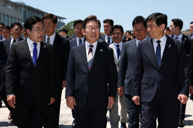 이재명 대통령이 4일 서울 여의도 국회 로텐더홀에서 열린 제21대 대통령 취임선서식을 마친 후 우원식 국회의장 및 여야 6당 대표와 오찬을 위해 사랑재로 향하며 박찬대 더불어민주당 상임총괄선거대책위원장 및 김민기 국회 사무총장과 대화하고 있다. 연합뉴스