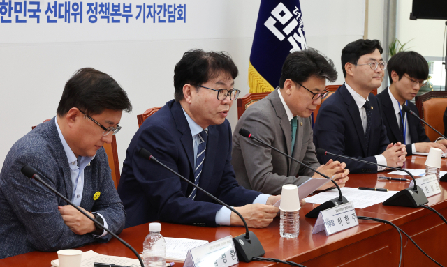 지난달 12일 서울 여의도 국회에서 열린 21대 대통령선거 더불어민주당 10대 정책공약 기자간담회에서 이한주(왼쪽 두번째) 총괄선거대책본부 정책본부 본부장이 발언하고 있다. 연합뉴스
